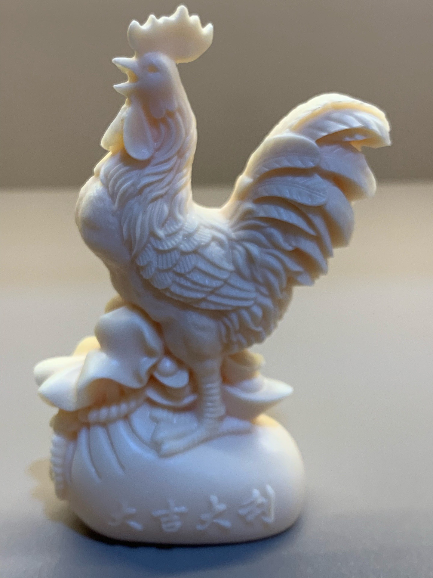金雞報(bào)曉納福來(lái) 象牙果雕大吉大利公雞擺件的文化寓意與藝術(shù)鑒賞